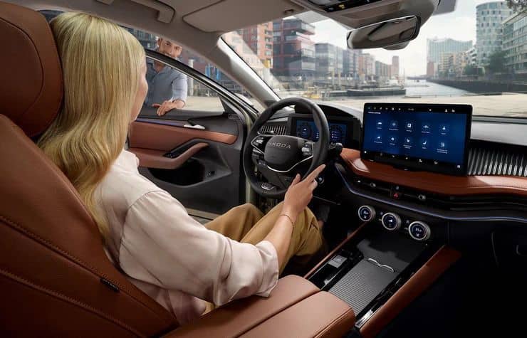 Interiér auta Škoda superb combi od AVIS Maxirent