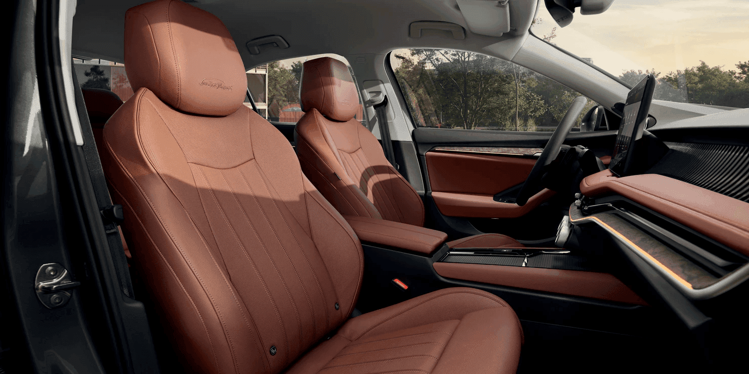 Detail interiéru auta Škoda superb sportline od AVIS Maxirent