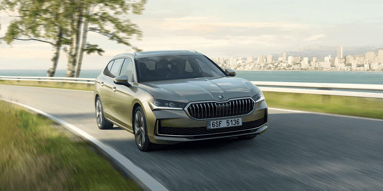 Exteriér auta Škoda supeb combi L&K od AVIS Maxirent.