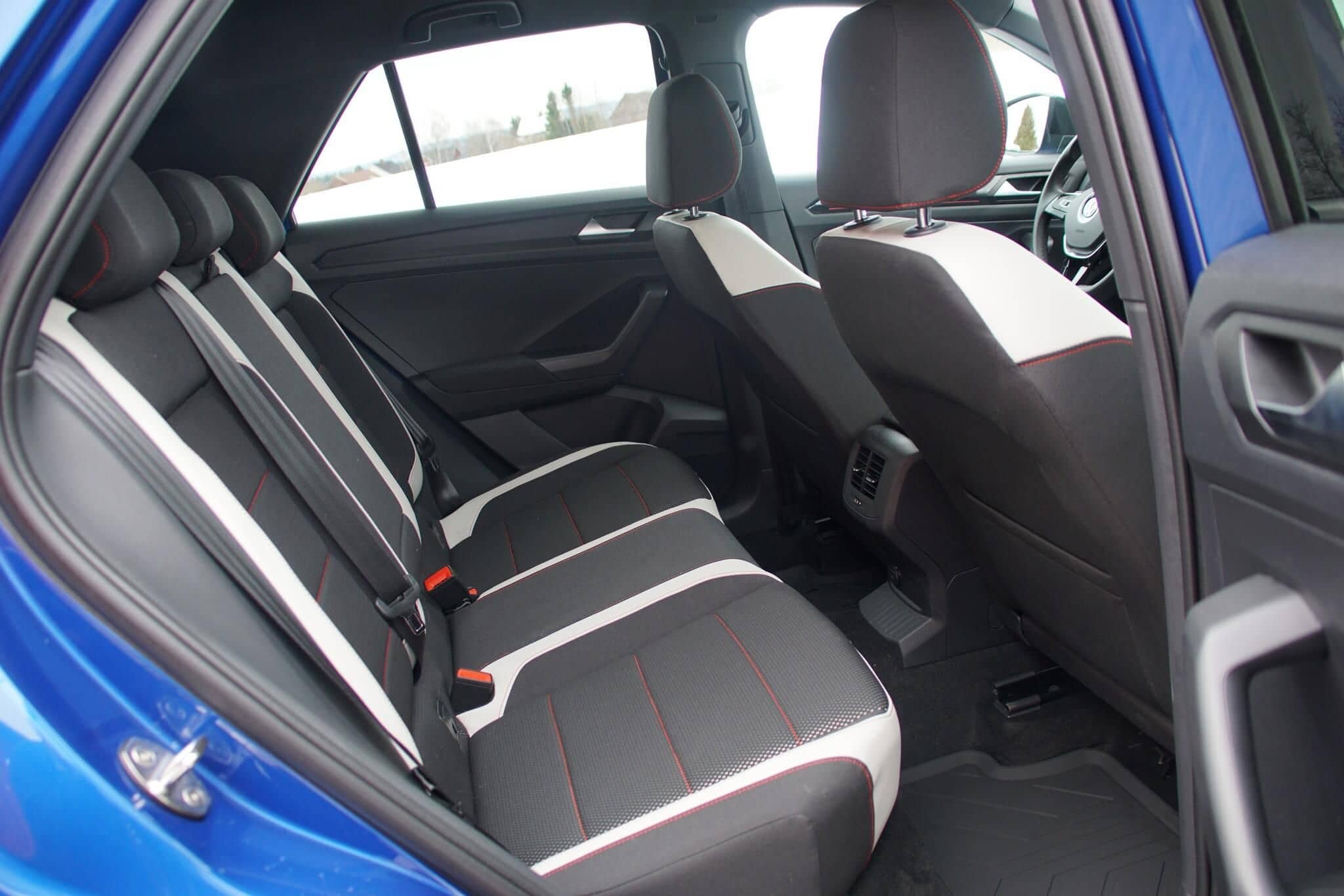 Sedadlá auta VW T-roc Style od AVIS Maxirent