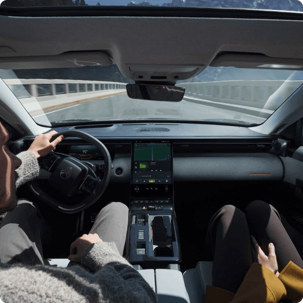 Kabína auta Citroen C5 Aircross Max od AVIS Maxirent.