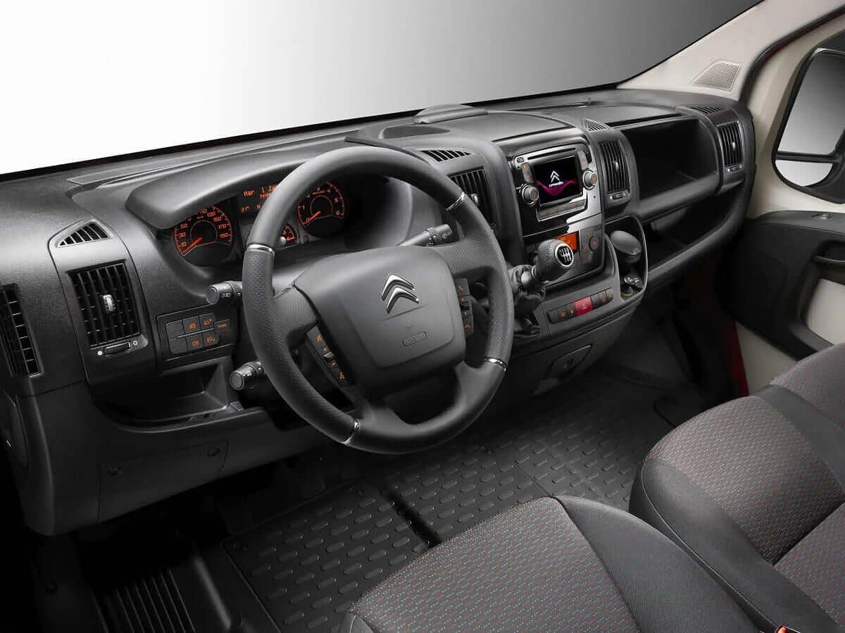 Interiér dodávky Citroen Jumper na dlhodobý prenájom.
