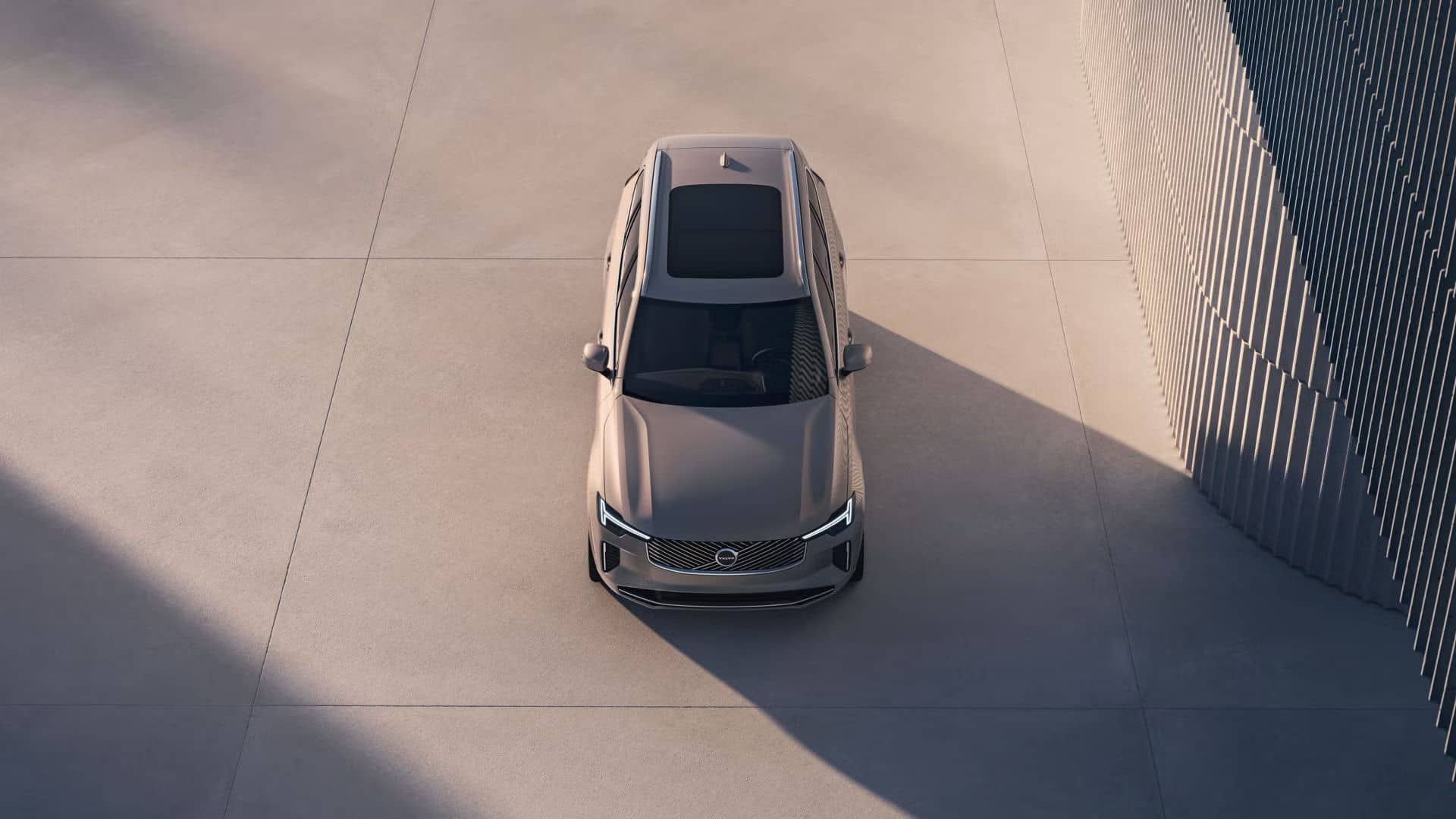 Strecha auta Volvo XC90 Core Bright od AVIS Maxirent.