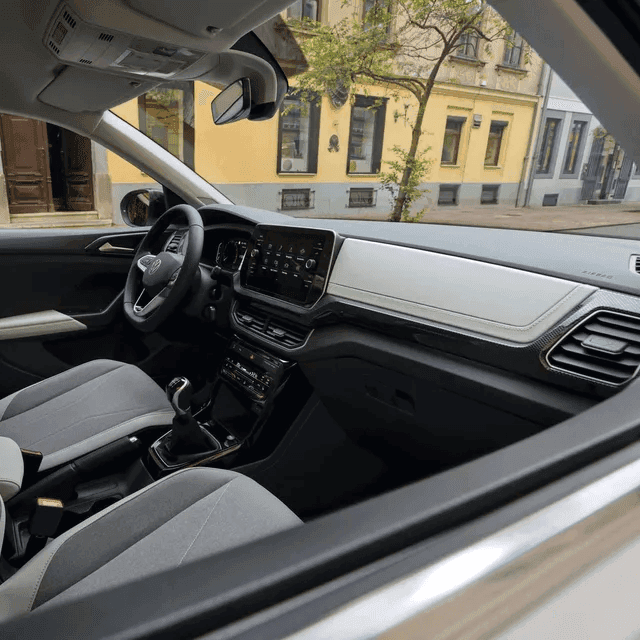 Interiér auta VW T-Cross R-line od AVIS Maxirent.