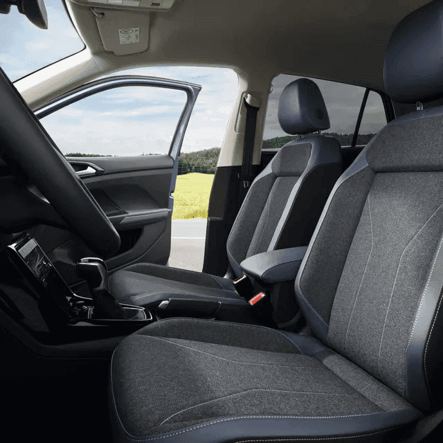 Sedadlá auta VW T-cross R-line od AVIS Maxirent.