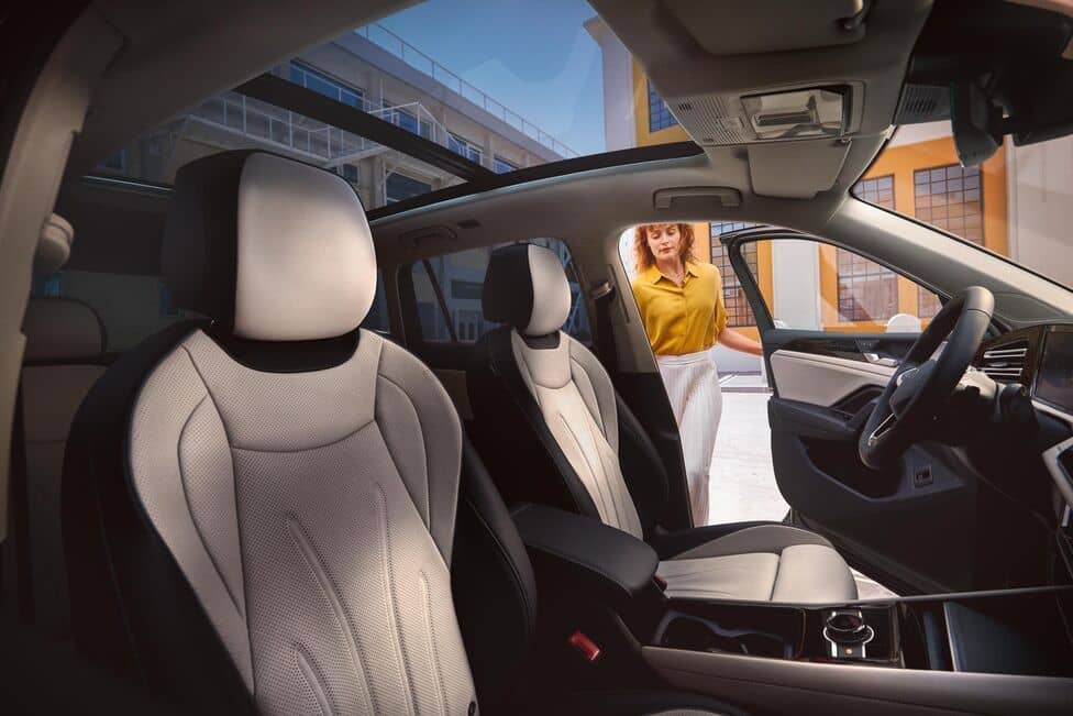 Sedadlá auta VW Tiguan Limited od AVIS Maxirent.