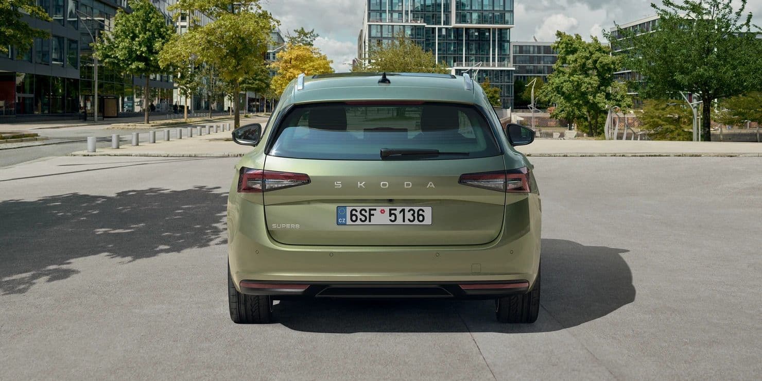 Exteriér auta Škoda superb combi od AVIS Maxirent