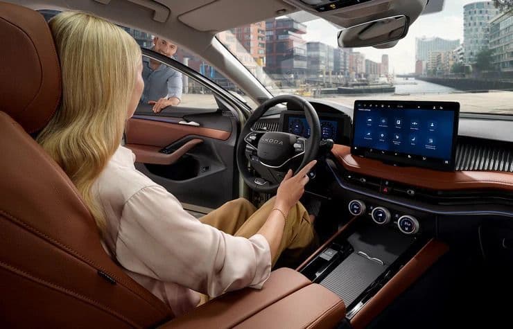 Interiér auta Škoda superb combi od AVIS Maxirent