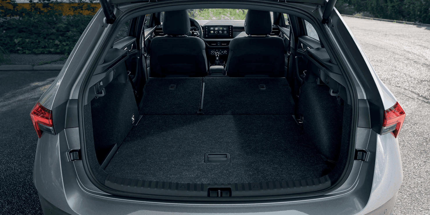 Kufor auta Škoda Scala od AVIS Maxirent.