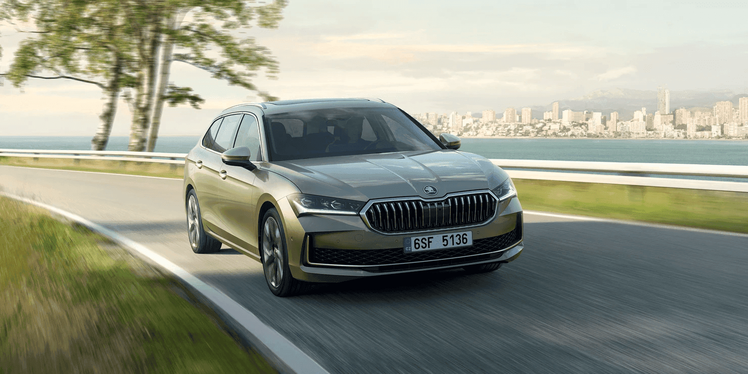 Exteriér auta Škoda supeb combi L&K od AVIS Maxirent.