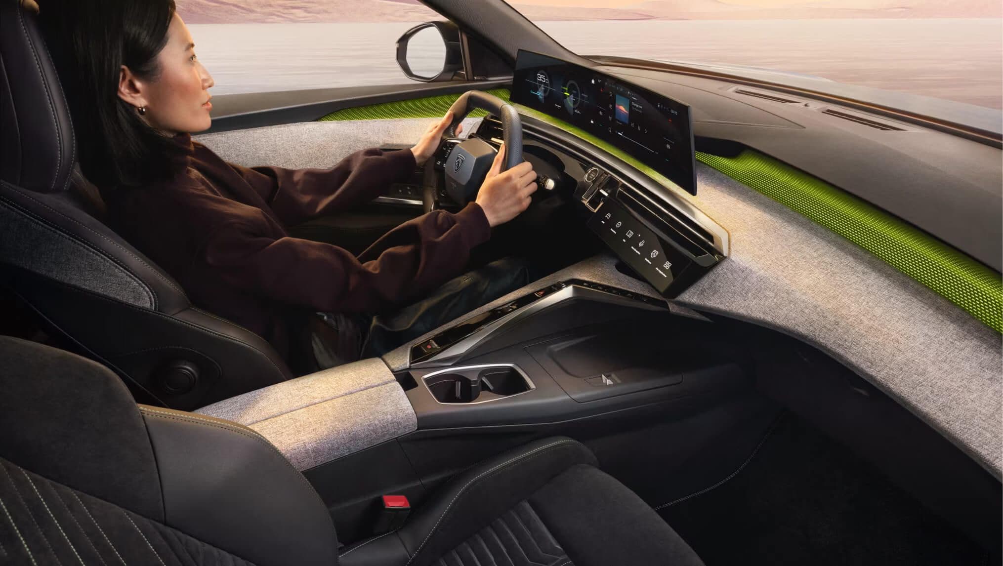 PEUGEOT_E_5008_SHOWROOM_EMOTION4_D_2030x1146.jpg