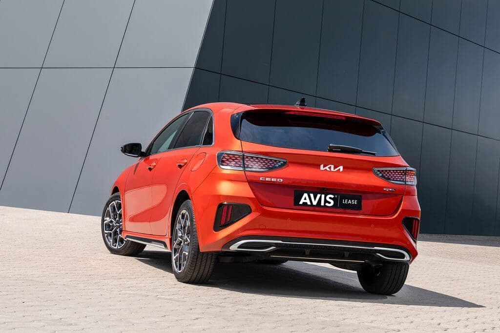 Exteriér auta KIA Ceed Gold+ od AVIS Maxirent.