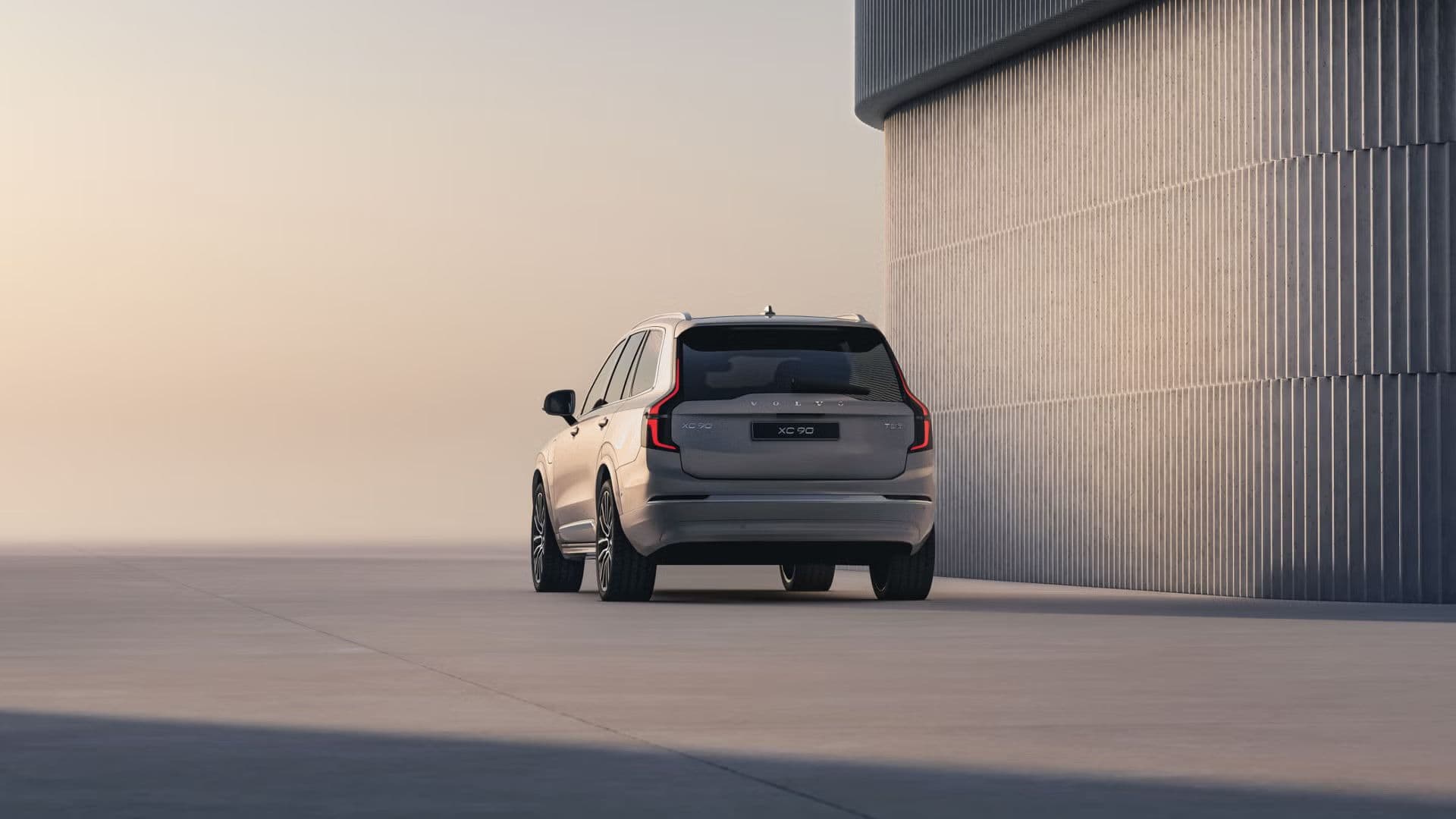 Volvo XC90 Core Bright v ponuke AVIS Maxirent.
