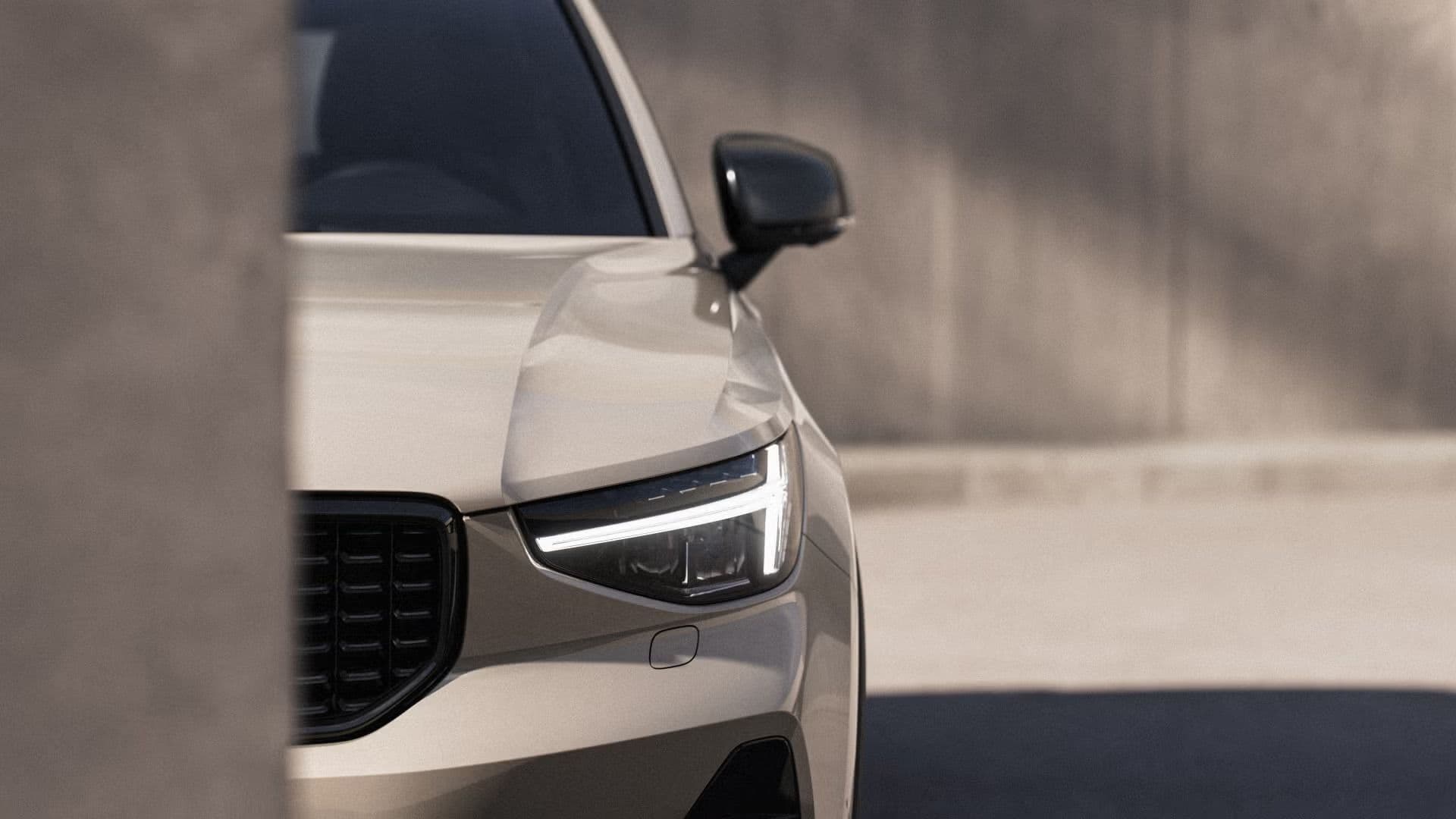 Predné svetlo auta Volvo XC40 od AVIS Maxirent.