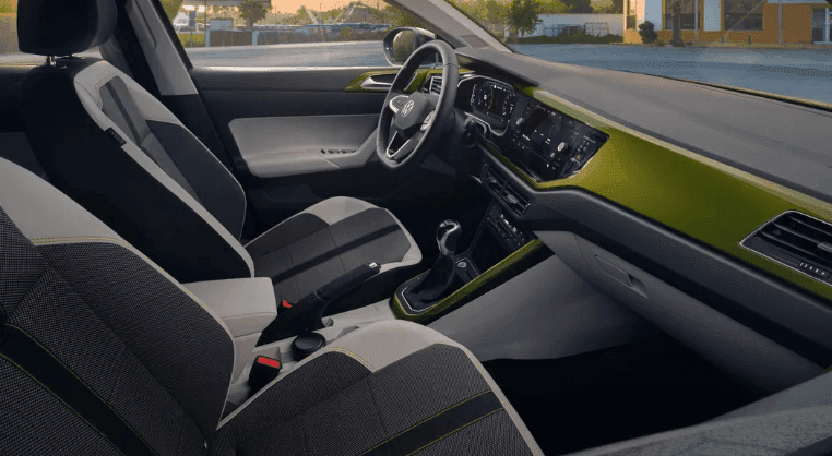 VW Taigo R-line interiér od AVIS Maxirent.