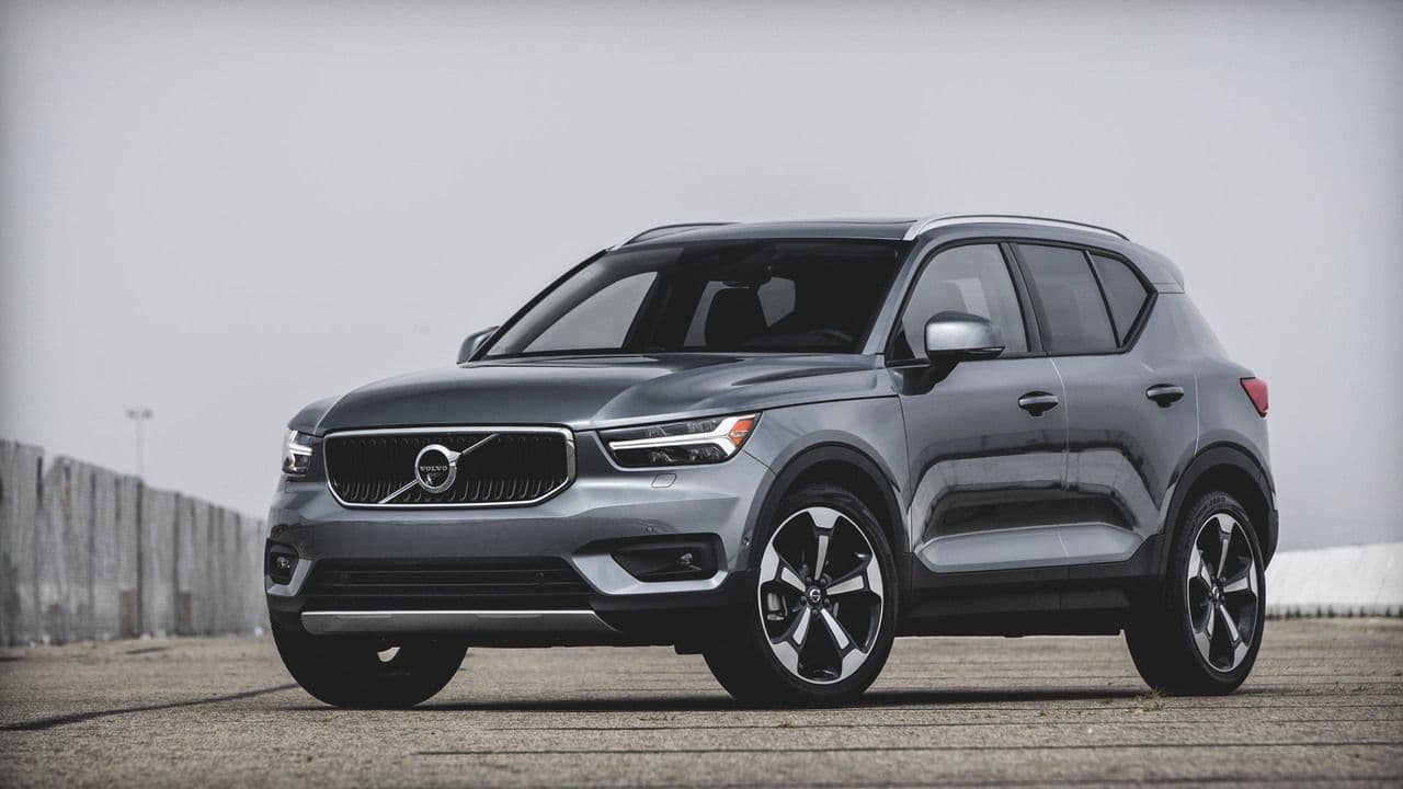 Nové Volvo XC40 Plus Dark od AVIS Maxirent.
