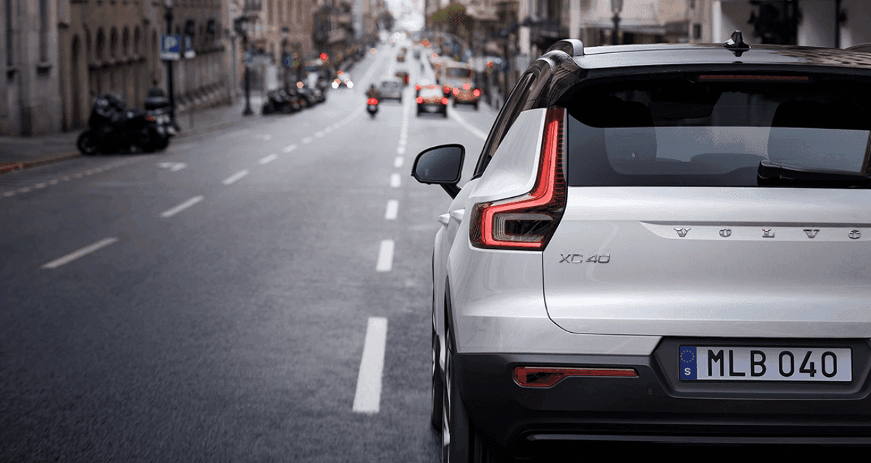 Zadné svetlo auta Volvo XC40 Plus Dark od AVIS Maxirent.