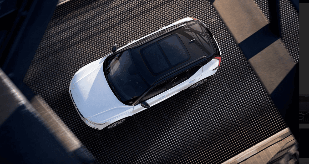 Strecha auta Volvo XC40 Plus Dark od AVIS Maxirent.