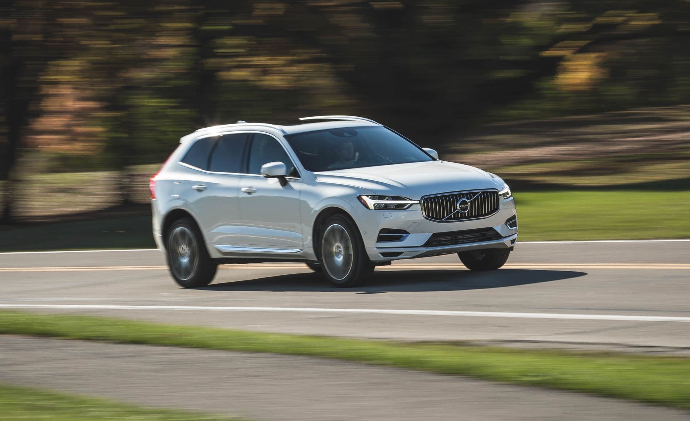 AVIS MaxiRent ponúka 12-mesačný prenájom VOLVO XC60 v prevedení plug-in hybrid.