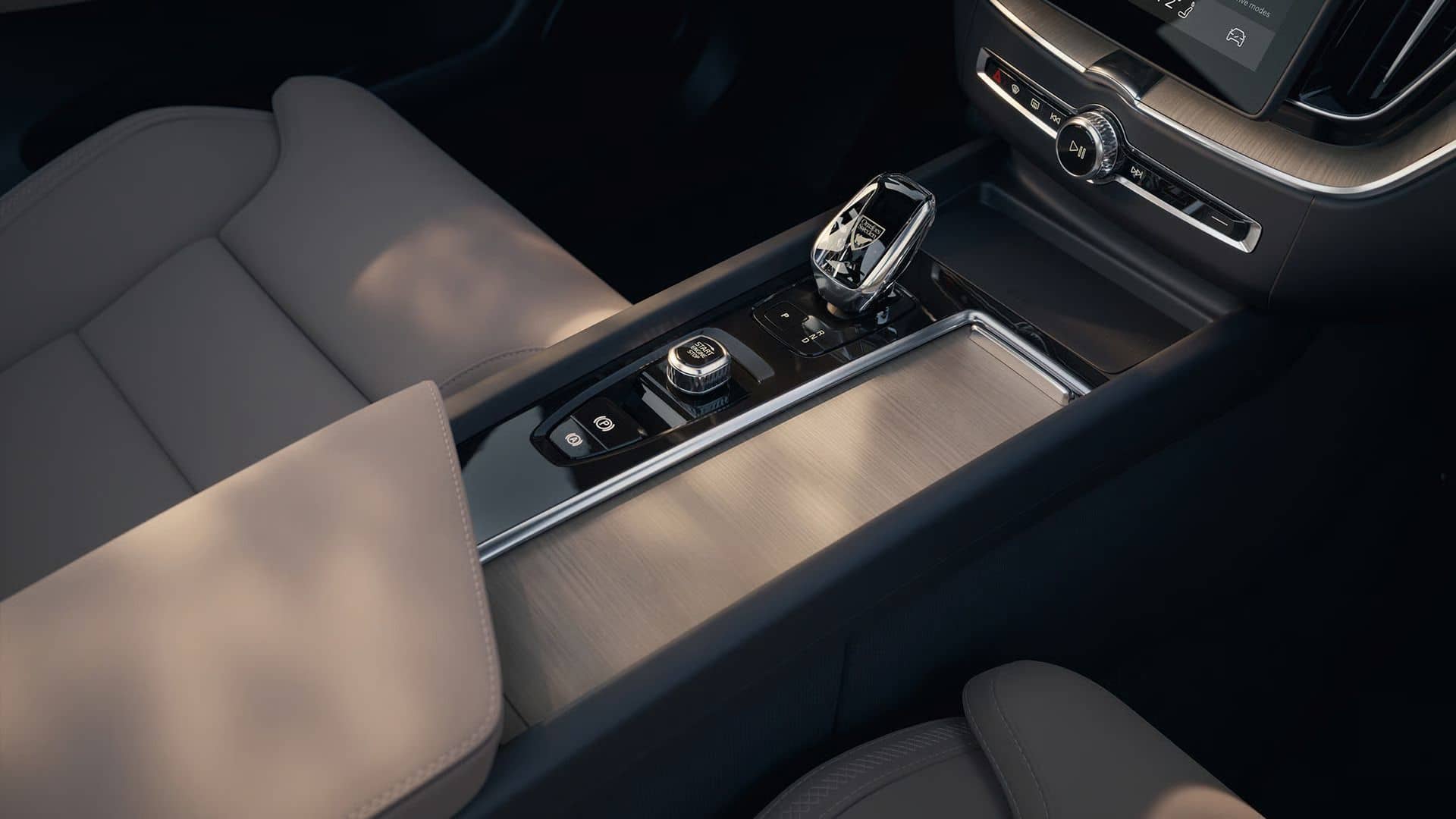 Prevodovka auta Volvo XC60 Plus Dark od AVIS Maxirent.