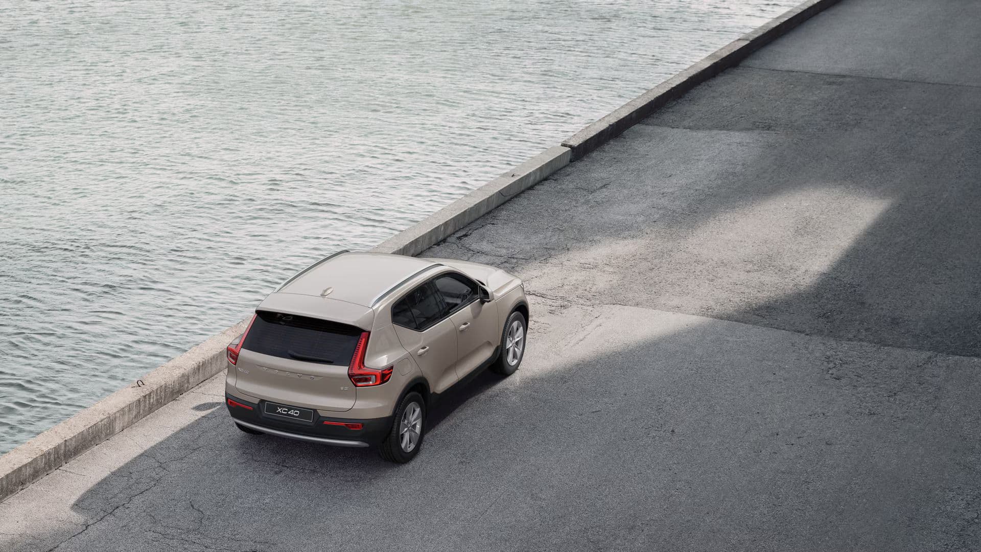 Exteriér auta Volvo XC40 od AVIS Maxirent.
