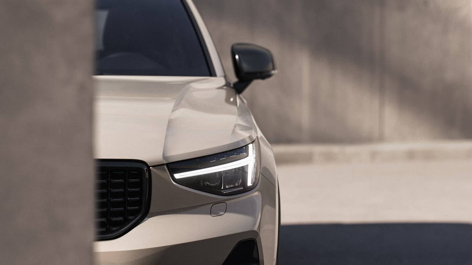 Predné svetlo auta Volvo XC40 od AVIS Maxirent.