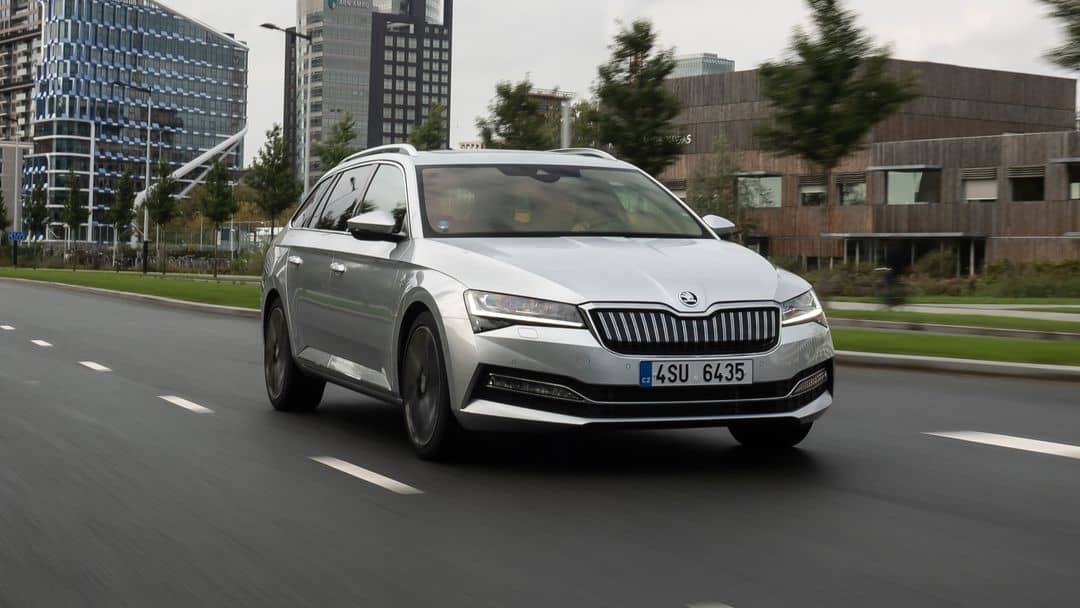 Škoda Superb Combi Sportline od AVIS Maxirent.
