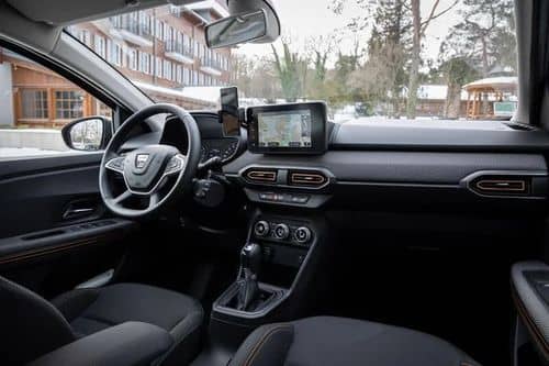 Dacia Sandero interiér od AVIS Maxirent.