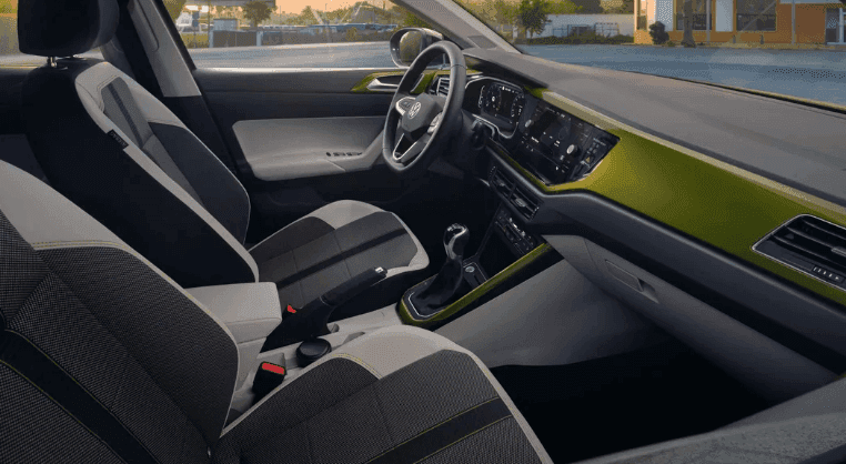 VW Taigo R-line interiér od AVIS Maxirent.