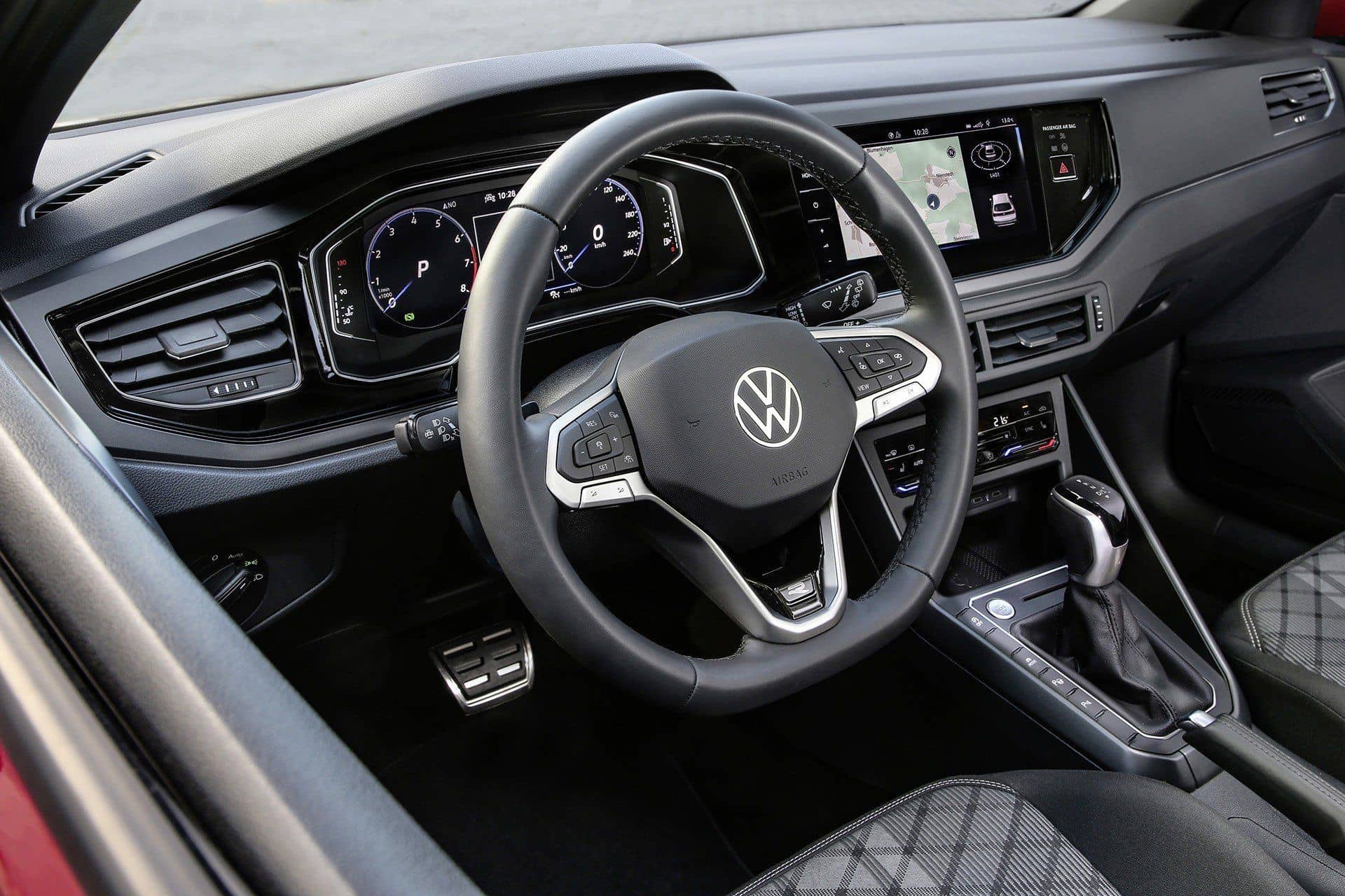 Volant auta VW Taigo R-line od AVIS Maxirent.