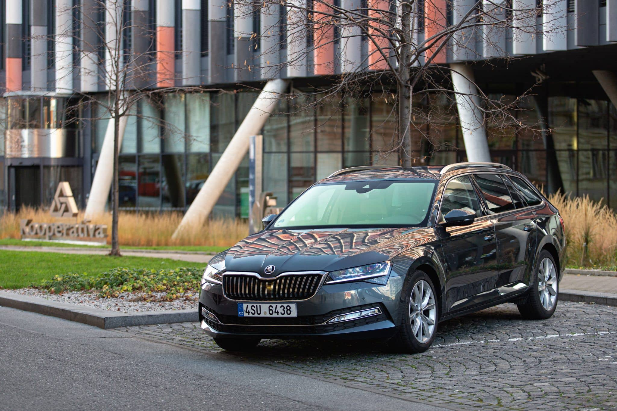 Exteriér auta Škoda superb combi sportline od AVIS Maxirent